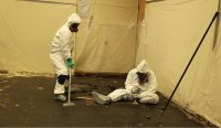 pracownicy usuwający azbest